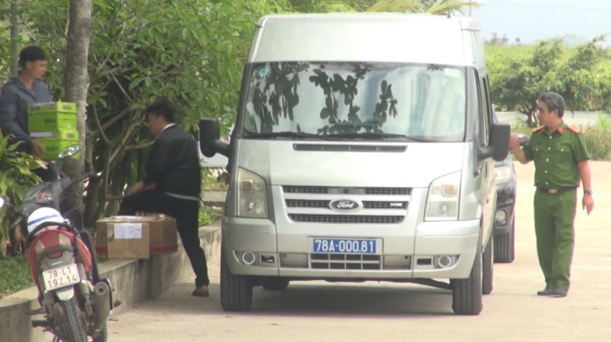 Công an tỉnh Phú Yên thi hành lệnh khám xét khẩn cấp tại Trung tâm Đăng kiểm xe cơ giới Bách Việt ngày 15.3. Ảnh: Ngọc Hoan