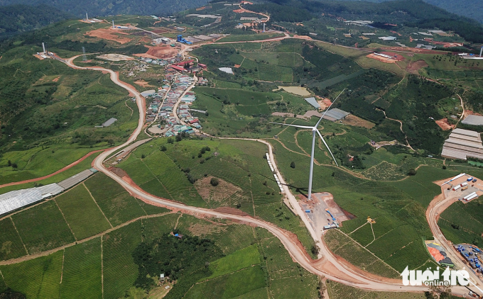Nhà máy điện gió Cầu Đất nằm trong vùng lõi của đồi chè Cầu Đất nổi tiếng - Ảnh: M.V.