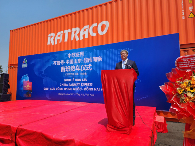 Tổng lãnh sự quán Trung Quốc Ngụy Hoa Tường nói chuyến tàu đường sắt ghé ga Trảng Bom nhằm mang lại cơ hội giao thương, hợp tác giữ hai nước Trung-Việt - Ảnh: H.M