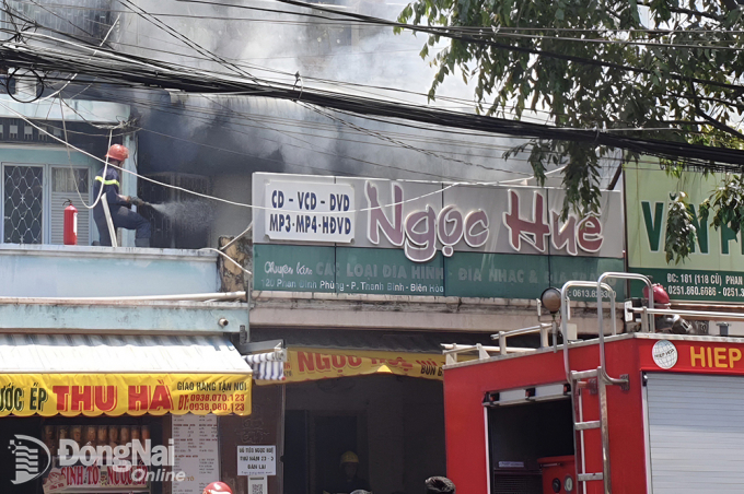 Lực lượng Cảnh sát phòng cháy, chữa cháy tiếp cận chữa cháy ngôi nhà trên đường Phan Đình Phùng (P.Thanh Bình, TP.Biên Hòa) trưa 16-3. Ảnh: CTV.