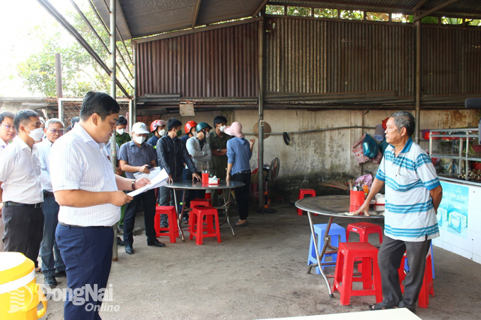 Đại diện UBND H.Long Thành đọc quyết định cưỡng chế khu đất hộ ông V.Q.P. lấn chiếm