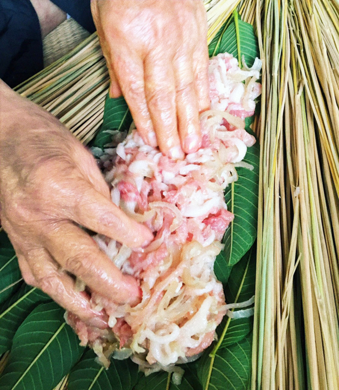 Ông nội đã đi xa, món nem bó rơm giờ do mẹ chồng tác giả thực hiện