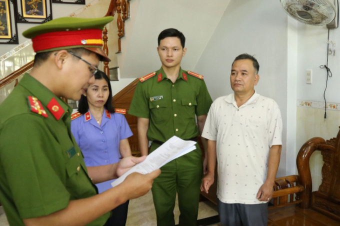 Cơ quan cảnh sát điều tra tống đạt quyết định khởi tố, thi hành lệnh bắt Lê Tự Trị - Ảnh: Công an Ninh Thuận cung cấp