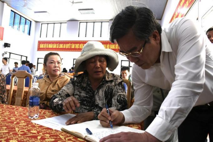 Kết thúc buổi làm việc, ông Dương Minh Dũng, Bí thư Huyện ủy Long Thành xuống ghi nhận thêm những ý kiến của người dân còn khúc mắc