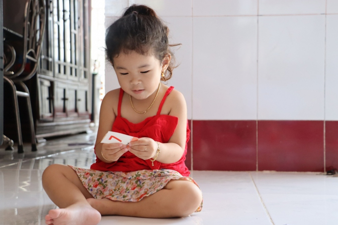 Bé Kim Thiên Mỹ có thể đọc số từ 1 đến 100, biển số xe và chữ