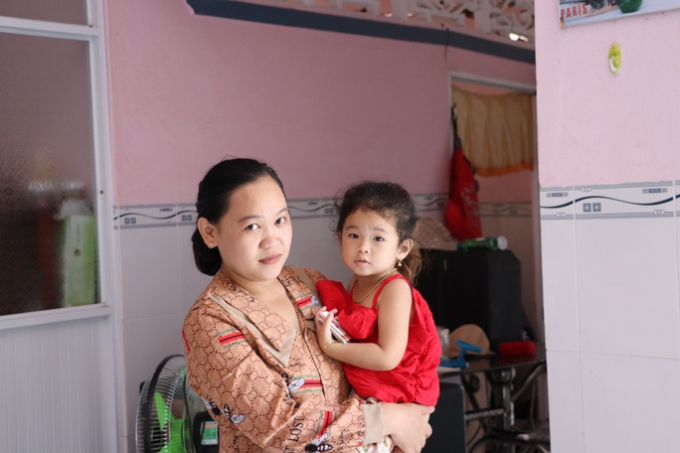 Bé Mỹ khá nhút nhát trước người lạ