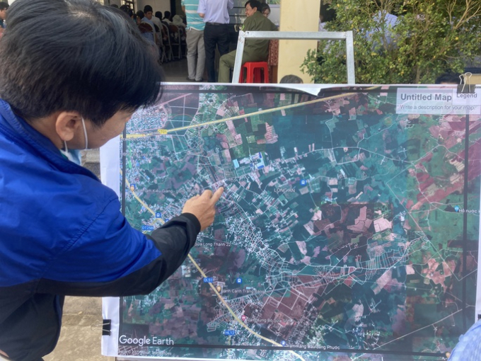 Các hộ dân đang xem vị trí đất liên quan tuyến đường kết nối sân bay Long Thành sắp xây dựng