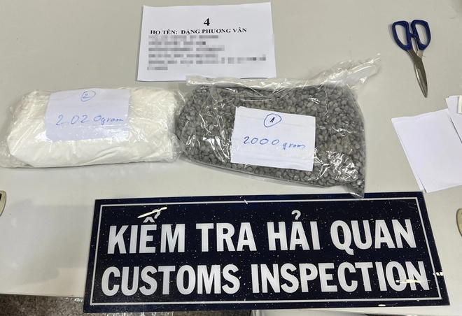 Số ma túy trong hành lý của tiếp viên Đặng Phương Vân. Ảnh: Hải quan TP.HCM.