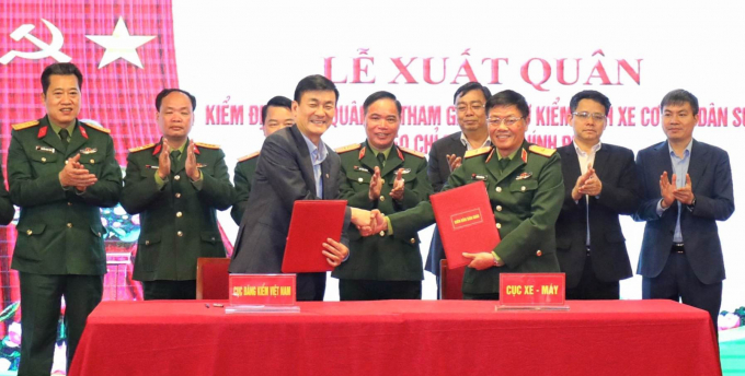 Cục trưởng Cục Đăng kiểm Việt Nam Nguyễn Chiến Thắng và Thiếu tướng Dương Xuân Nam ký kết tại lễ bàn giao (Ảnh: N. Huyền)