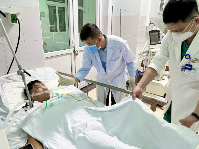 TS.BS Lê Quốc Hùng và bác sĩ chuyên khoa II Trần Thanh Linh, Bệnh viện Chợ Rẫy, kiểm tra tình hình các bệnh nhân bị ngộ độc tại Bệnh viện Đa khoa khu vực Bắc Quảng Nam. Ảnh: BVCC.