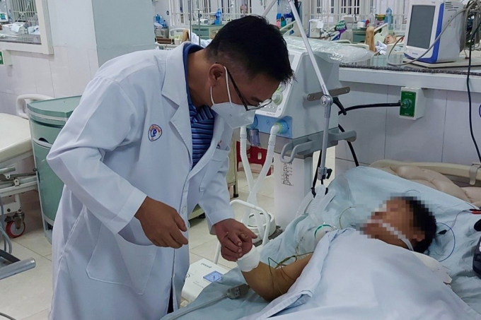 Bác sĩ Bệnh viện Chợ Rẫy thăm khám cho bệnh nhân ngộ độc botulinum tại Quảng Nam.