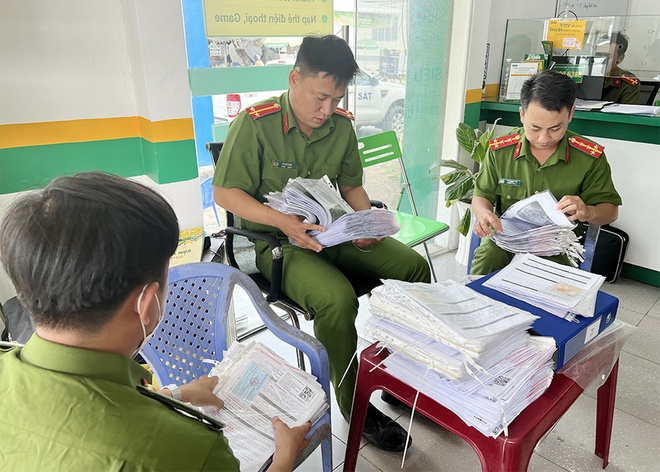 Cảnh sát kiểm tra tại địa chỉ số 414 quốc lộ 91, thị trấn Cái Dầu, huyện Châu Phú. Ảnh: CACC.