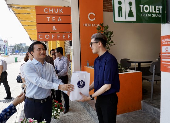 Sau buổi làm việc, Phó Chủ tịch UBND TPHCM Bùi Xuân Cường khảo sát, tặng quà cảm ơn một trong những cơ sở được quận 1 vận động cho người dân sử dụng miễn phí nhà vệ sinh. Ảnh: HOÀNG HÙNG