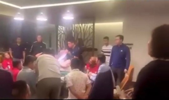 Nhiều doanh nhân bị bắt khi đang sát phạt nhau trong khách sạn. Ảnh cắt từ clip