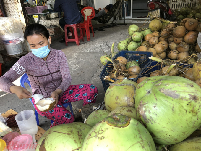 Chủ vựa dừa 141 đường An Dương Vương cho biết do công nhân giảm thu nhập nên dù dừa rẻ vẫn ế hơn mọi năm