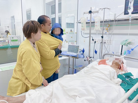 Người thân tiễn biệt anh K. lần cuối trước khi hiến tạng. Ảnh BVCC