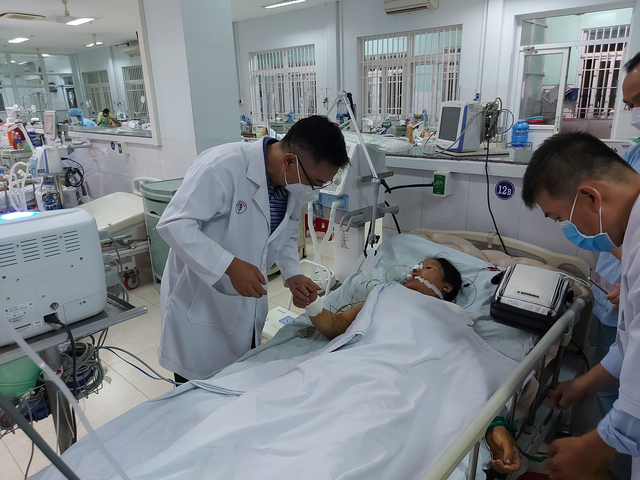 Các bác sĩ Bệnh viện Chợ Rẫy tập trung cứu chữa bệnh nhân ngộ độc Botulinum. Ảnh: BVCC