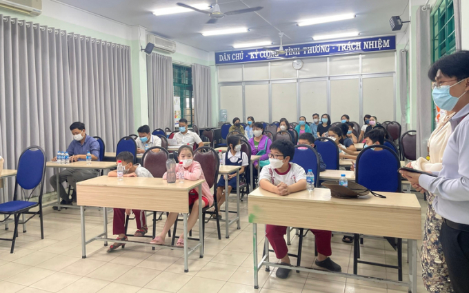 Tổ chức thăm khám, điều tra dịch tễ cho trẻ lớp 4/2 Trường Võ Trường Toản. Ảnh: HCDC