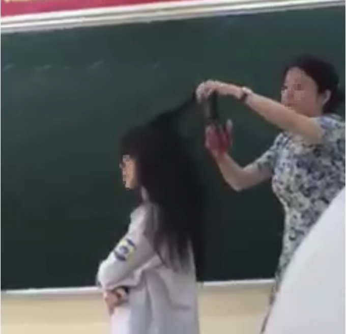 Cô giáo dùng kéo cắt tóc của nữ sinh - Ảnh chụp màn hình