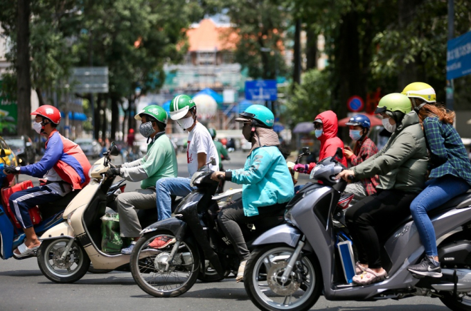Cùng với nắng nóng, tia UV tại TP.HCM cũng ở mức cực đại 9-10. Ảnh: Duy Anh.