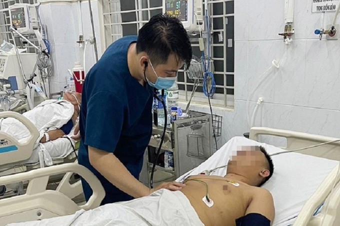 Bác sĩ kiểm tra sức khỏe cho một bệnh nhân nam. Ảnh: BVCC