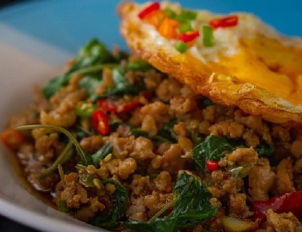 Thịt nọng xào kiểu Thái (Pad Krapao) thơm ngon lạ miệng.