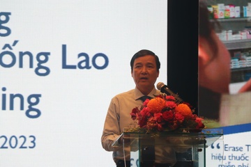 Phó giám đốc Sở Y tế TP.HCM Nguyễn Hữu Hưng phát biểu tại cuộc họp. Ảnh: Linh Thùy.