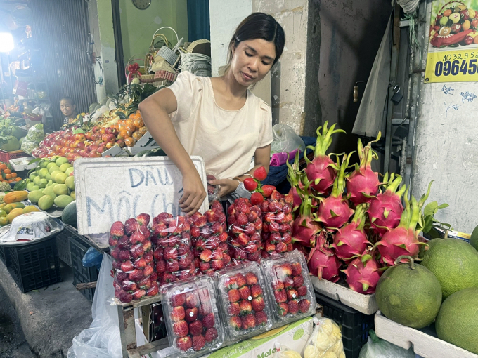 Tiểu thương chợ Hoàng Hoa Thám (quận Tân Bình, TPHCM) trưng bảng ghi “dâu ngọt Mộc Châu” để người tiêu dùng không nhầm với dâu Trung Quốc - Ảnh: N.C