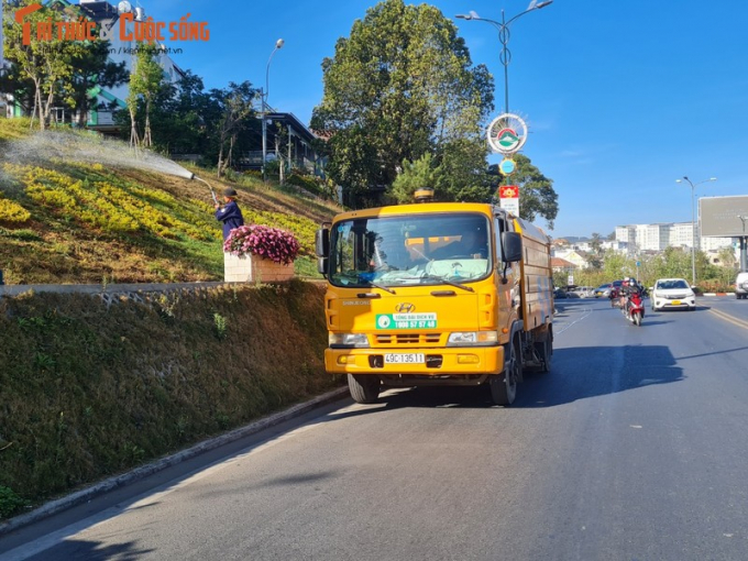 Xe tưới nước cây xanh của cty tại TP Đà Lạt.
