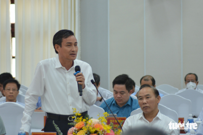 Thứ trưởng Bộ Tài nguyên và Môi trường Trần Quý Kiên trả lời về ô nhiễm tiếng ồn, bụi tại Trung tâm nhiệt điện Vĩnh Tân mà người dân đang gặp phải - Ảnh: ĐỨC TRONG