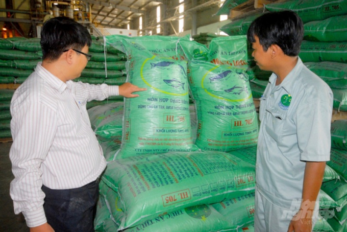 Từ giữa năm 2022 đến nay, nhà sản xuất thức ăn phải chịu 3 đợt tăng giá từ nguyên liệu nhập khẩu, buộc phải liên tục điều chỉnh tăng giá bán ra. Ảnh: Hoàng Vũ.Từ giữa năm 2022 đến nay, nhà sản xuất thức ăn phải chịu 3 đợt tăng giá từ nguyên liệu nhập khẩu, buộc phải liên tục điều chỉnh tăng giá bán ra.