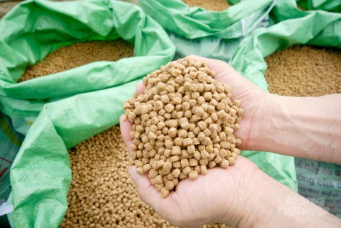Giá thức ăn thủy sản đang tăng rất cao khiến người nuôi cá gặp rất nhiều khó khăn, rất khó có lời để đầu tư nuôi tiếp.