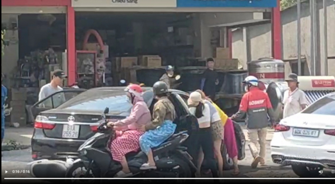 Nhóm người lao vào lôi cô gái từ xe màu đen ra ngoài (ảnh: người dân cung cấp)