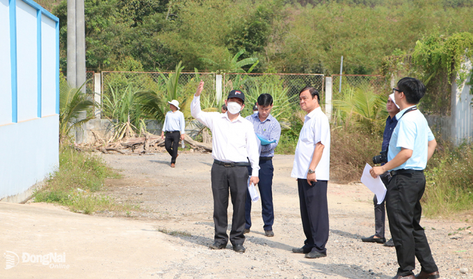 Tổ đại biểu HĐND tỉnh đơn vị TP.Biên Hòa giám sát các công trình nhà xưởng xây dựng trái phép trên đất nông nghiệp tại KP.Tân Lập, P.Phước Tân vào ngày 23-3. Ảnh: P.TÙNG