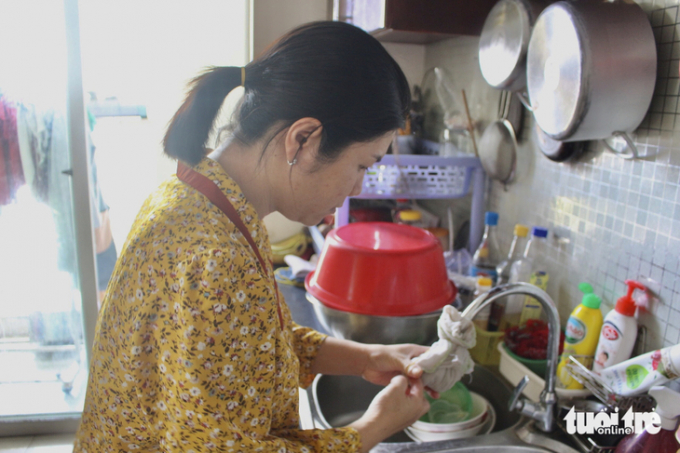 Người dân phải dùng vải và bông gòn bọc vòi nước để lọc cặn - Ảnh: LƯU DUYÊN