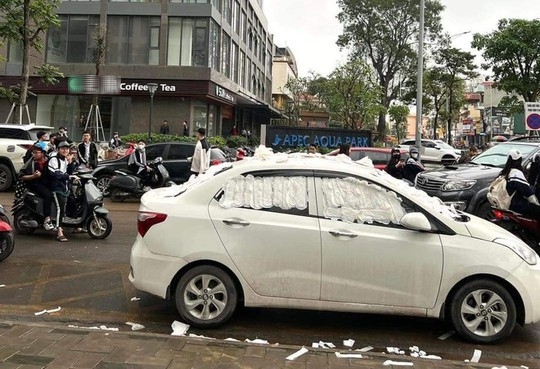 Chiếc xe ôtô bị dán băng vệ sinh khi đỗ trên phần vạch kẻ đường mắt võng ở dưới lòng đường. Ảnh: Facebook
