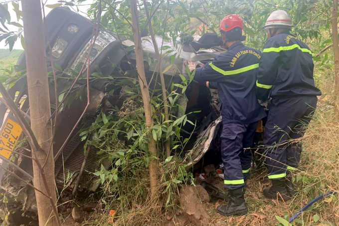 Lực lượng cứu hộ tới hiện trường, cứu những người kẹt bên trong xe ra ngoài. Ảnh: Cao Minh