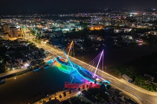 Cầu bộ hành rực rỡ bên cầu Nguyễn Thái Học.