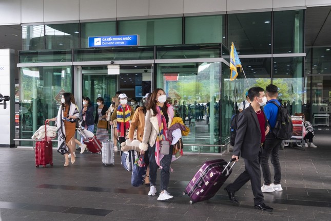 Giá vé máy bay tăng khiến khách du lịch dè chừng khi quyết định đi du lịch.