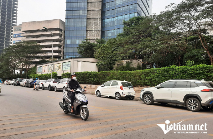 Nhiều toà nhà, khu chung cư ở Hà Nội không có đủ chỗ đỗ xe cho người dân.