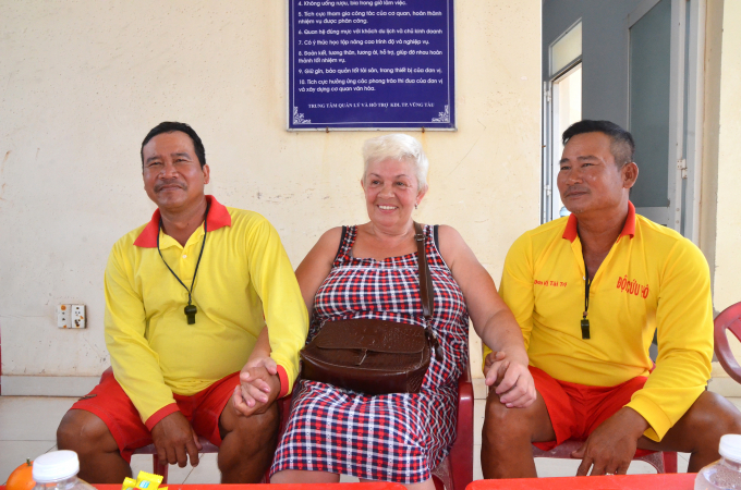 Bà Fiiymovilbekew xúc động khi gặp lại 2 ân nhân đã cứu mạng mình 3 năm trước, anh Đinh Quang Khoa (phải) và anh Nguyễn Thanh Bình.