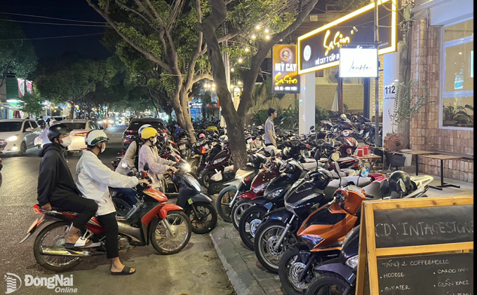 Vỉa hè đường Phan Trung (TP.Biên Hòa) bị các hàng quán chiếm dụng làm nơi để xe chật kín, không còn lối cho người đi bộ. Ảnh: K.Liễu