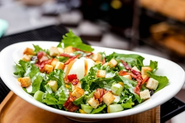 Salad là món ăn dễ chế biến, nhiều dinh dưỡng, giúp quá trình giảm cân thêm hiệu quả. Ảnh: iStock.