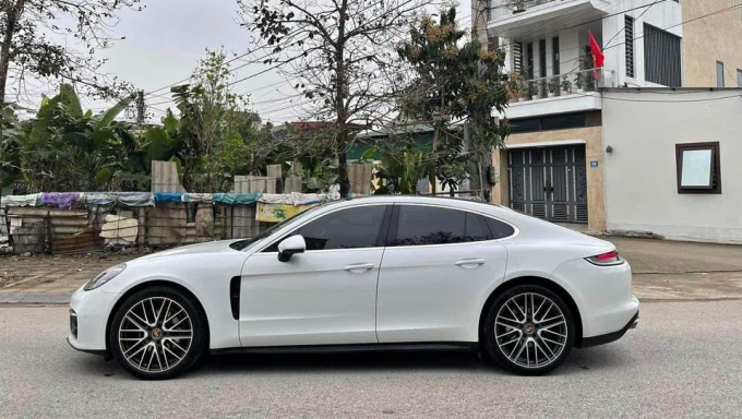 Mẫu coupe 4 cửa hạng sang Porsche Panamera có giá lăn bánh khoảng gần 8 tỷ đồng ở thời điểm năm 2017. (Ảnh minh hoạ).
