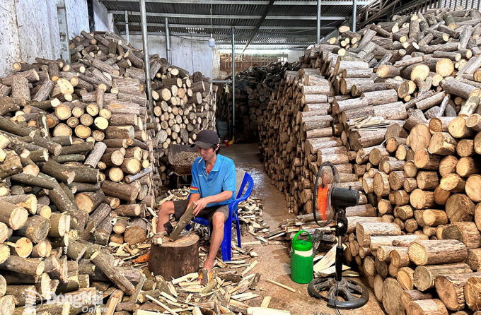 Xưởng sản xuất trầm hương tại xã Phú Trung. Ảnh: N.LIÊN