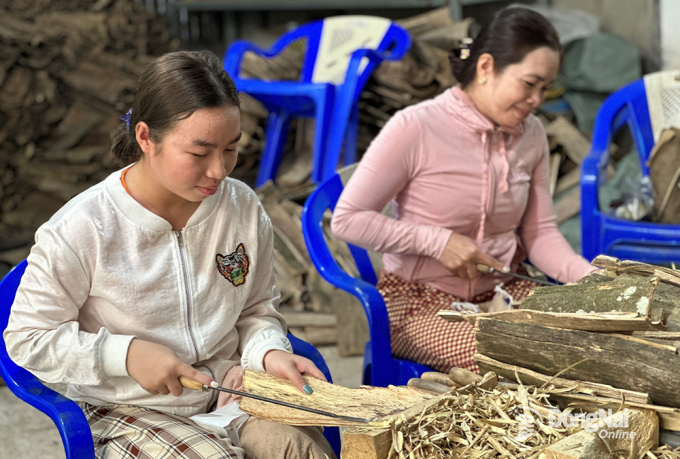 Sủi trầm, công việc nhẹ nhàng được nhiều phụ nữ chọn. Ảnh: N.LIÊN