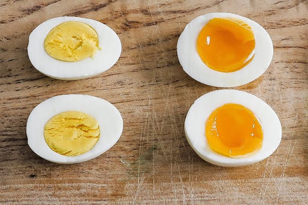Trứng chín kỹ (trái) và trứng lòng đào đều có nhiều dinh dưỡng. Ảnh: CBP