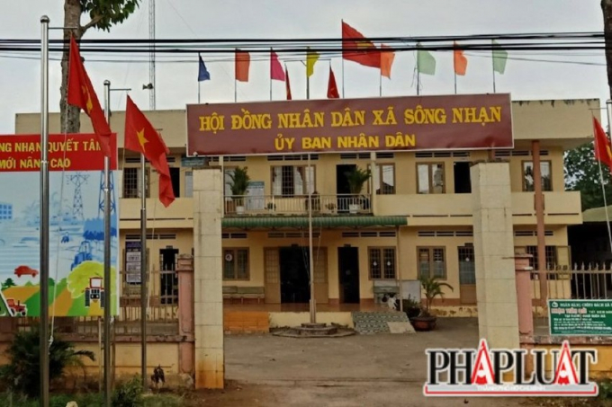 Công an xã nằm trong trụ sở UBND xã Sông Nhạn, nơi bấm biển số xe máy của người dân. Ảnh: VH.
