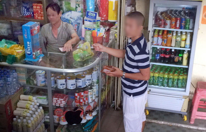 Khách mua nước giải khát tại một bệnh viện ở TP.HCM - Ảnh: DUYÊN PHAN