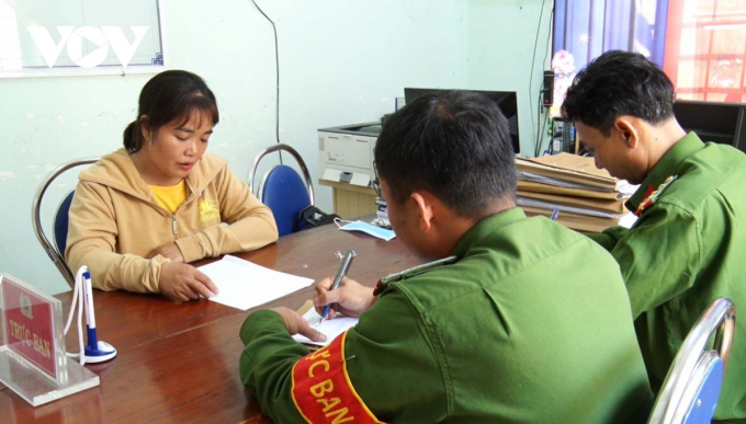 Chị Phạm Thị Nga trình báo sự việc với Công an địa phương